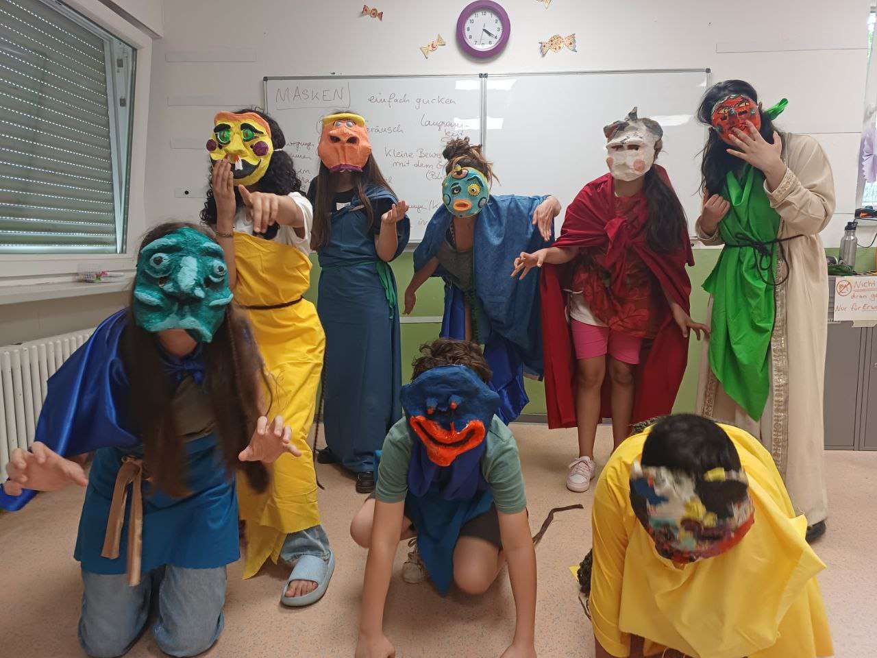 Foto von Kindern mit Masken und Umhängen